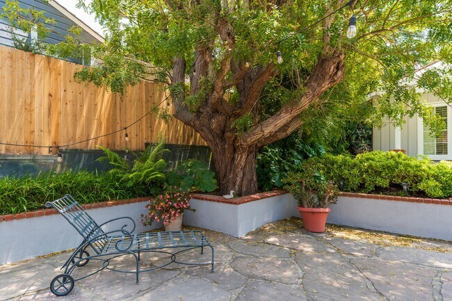 Building Photo - Valmonte 3 bed/3 bath Home plus guest house.