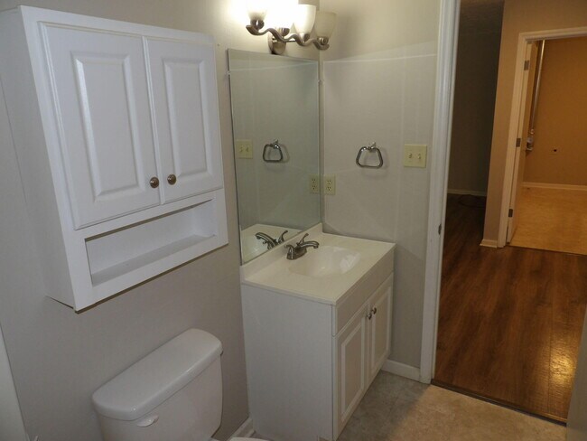 Building Photo - 204 Landings Dr