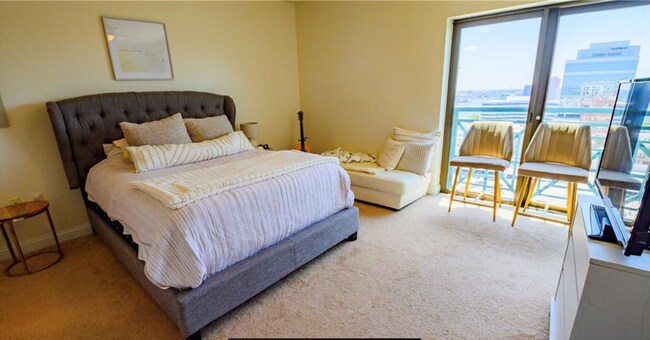Spacious master bedroom with view - 123 College Pl