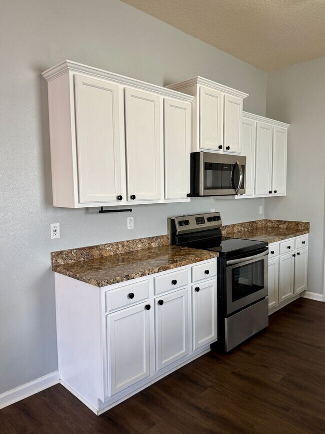 Building Photo - 3/2 GREAT location