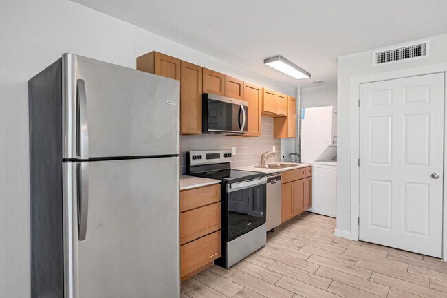 Building Photo - Remodeled 1BR with Private Yard + $250 Gif...