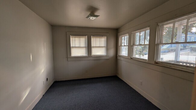 Building Photo - 3BR/1BA -- Deck, Separate Dining Room, In-Unit Laundry