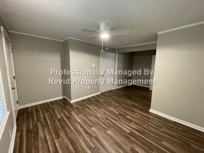 Building Photo - *FIRST MONTH RENT FREE* Freshly Renovated ...