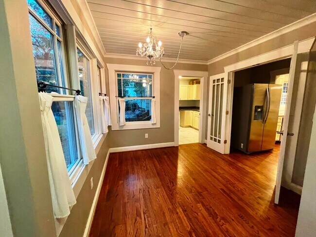 Building Photo - Updated 3 BR/ 2 BA home on Roseland Drive ...