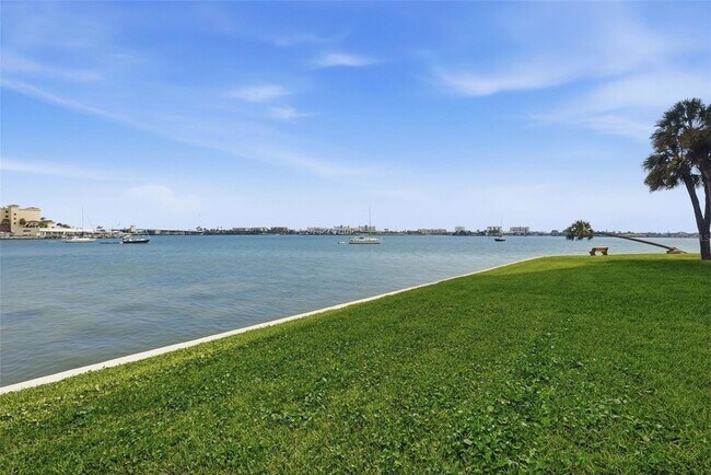 Building Photo - 4775 Cove Cir