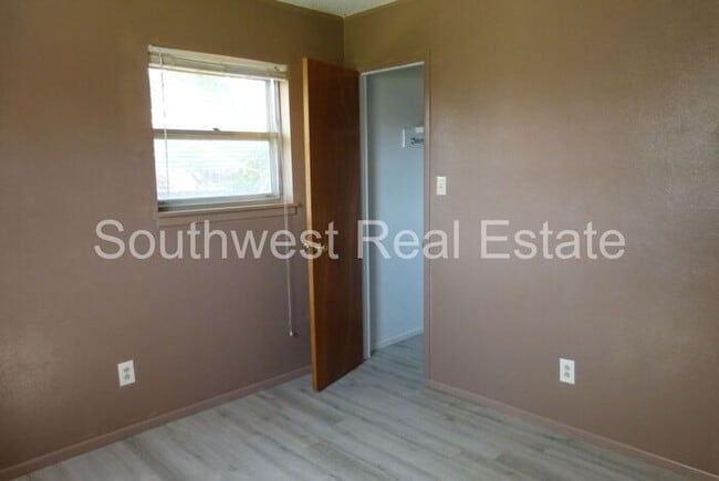 Building Photo - Spacious 3 bedroom 2 bathroom home.