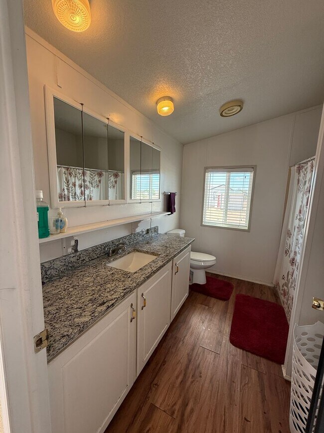 Building Photo - Charming 3-bedroom, 2-bathroom manufacture...