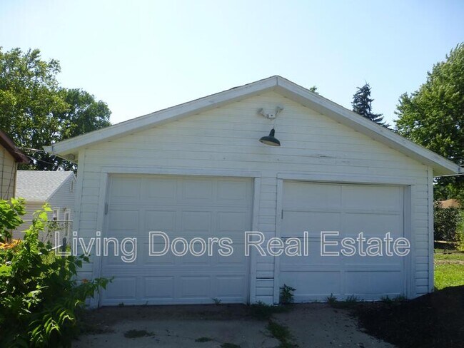 Building Photo - 3701 Lewis Ave