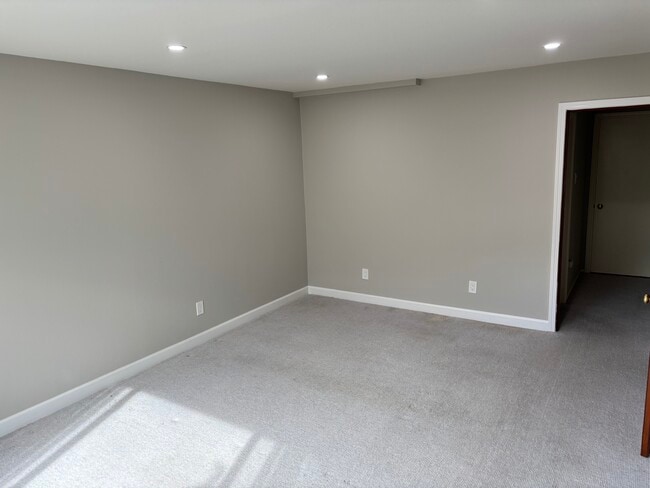 Building Photo - 6742 Snowdon Ave