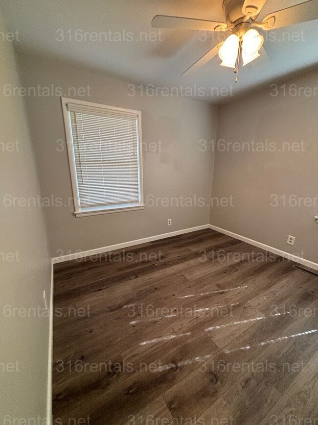 Building Photo - 3 bed 1 1/2 bath house available Now!!