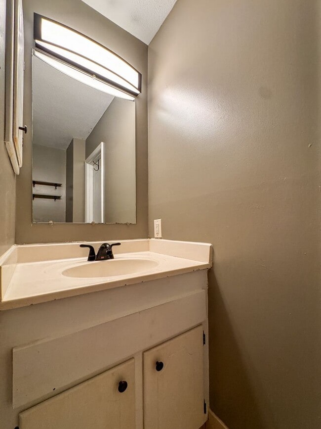 Building Photo - Spacious 4 Bed 2.5 bath Home Close to Fort Bragg