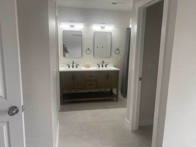 Building Photo - 1341 N Stratton Ave