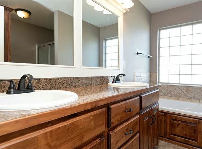 Building Photo - Beautiful 4 bedroom house with privacy fen...
