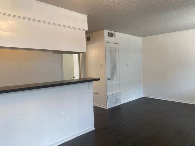 Building Photo - Great one bedroom in Hyde Park!