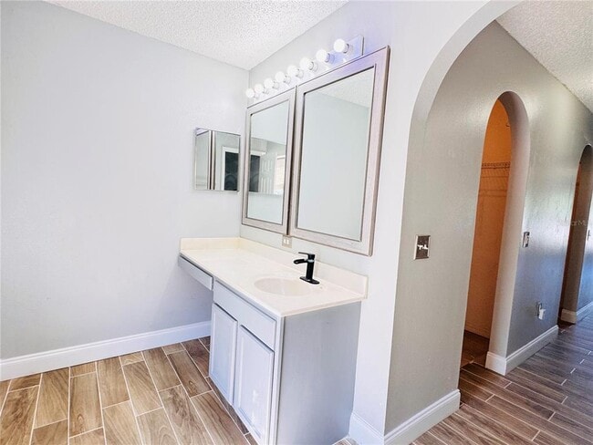 Building Photo - 2050 Corner Glen Dr