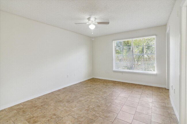 Building Photo - 1999 Summer Club Dr