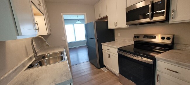 Building Photo - Clean 3 bedrooms, 2 baths, single garage w/remote control, and fenced yard!!