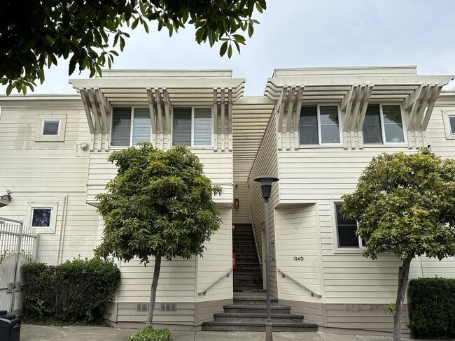 Building Photo - EPIC REA: Bright 1bd/1ba Condo with Washer/Dryer in unit and Parking!