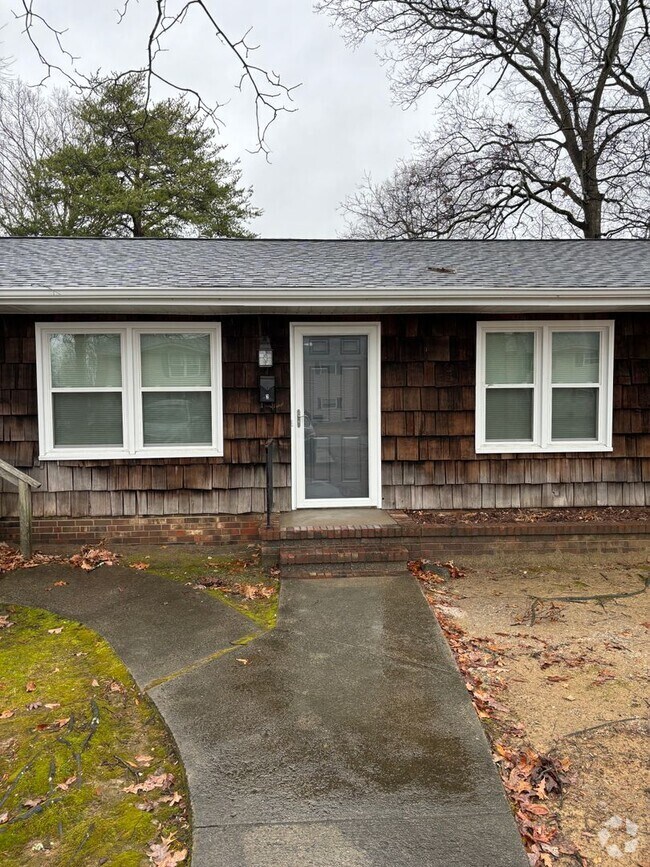 Building Photo - 2418 Huntington Rd