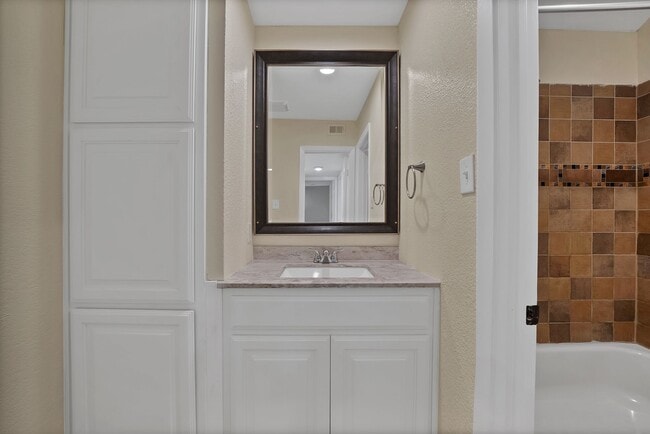 Building Photo - 2303 Park Hill Dr