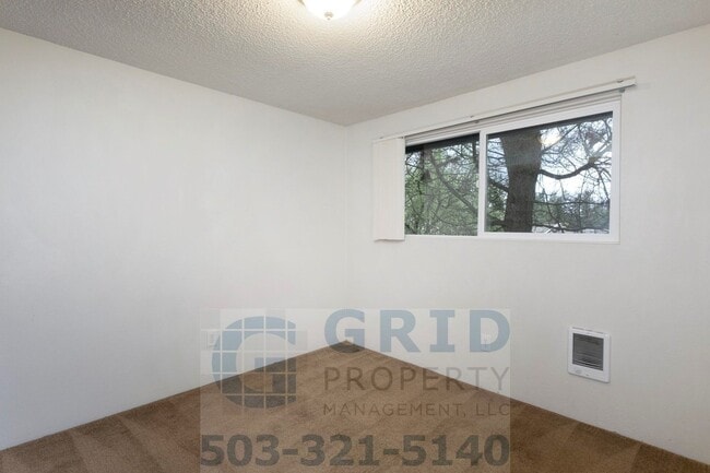 Building Photo - Two Bedroom Apartment Available - Private Yard Space!