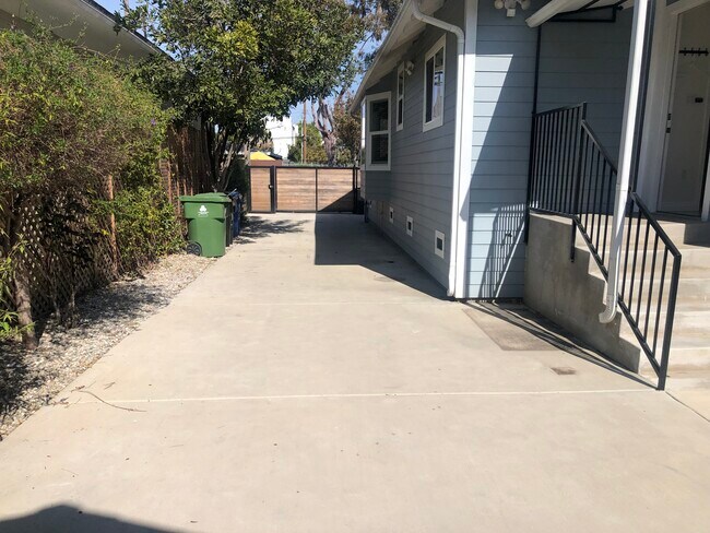 Font gate - 676 Broadway St