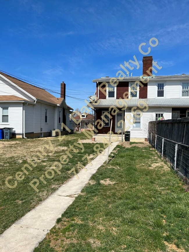 Building Photo - Three Bedroom Home with a Yard in West Yor...