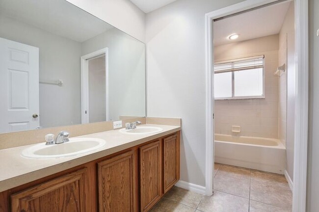 Building Photo - Charming 3/2.5 Spacious Townhome with a 2 ...