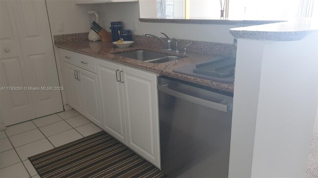 Building Photo - 1155 Brickell Bay Dr