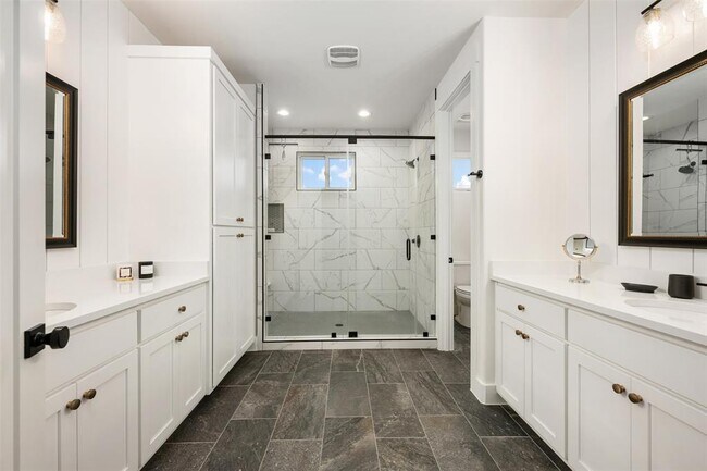 Building Photo - 510 E 7th St