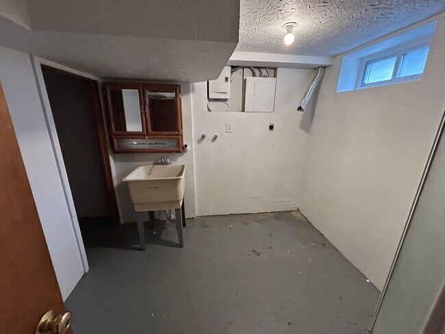 Building Photo - 14018 Cayuga Ct