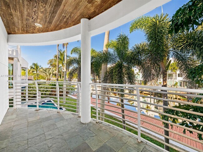 Building Photo - 450 Victoria Terrace