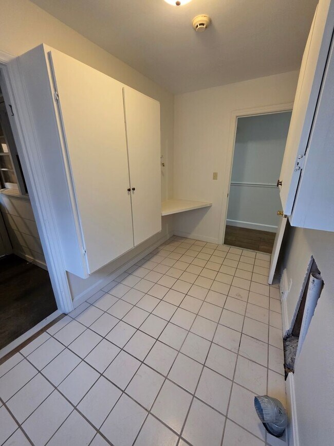 Building Photo - 3 BR House UTILITIES INCL!!!!