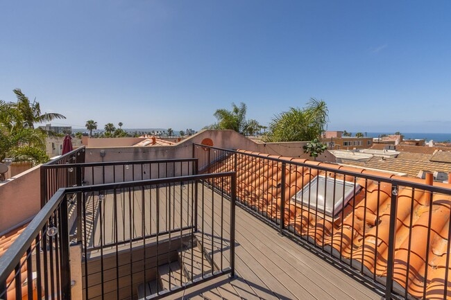 Building Photo - Modern Coastal 3 Bed/3 Bath Townhome w/ Rooftop Deck w/ Bay & Ocean Views in North Pacific Beach!