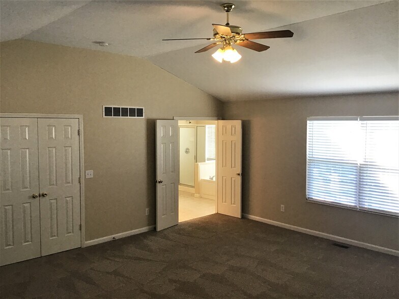 Building Photo - 3018 Danbury Dr