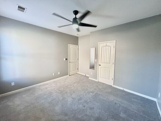 Building Photo - Beautiful 4 Bedroom 3 Bath Home in Lake Forest!