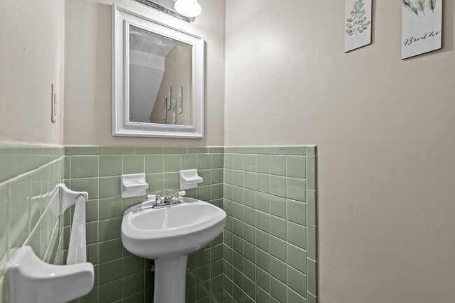 Building Photo - Bright & Cozy 2-Bedroom Townhouse with Solar Panels – Virginia Beach