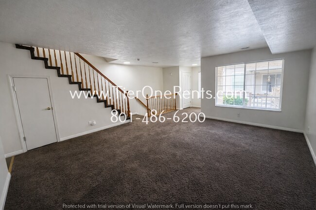 Building Photo - ** Limited Time Offer ** $500 OFF your first month's RENT!