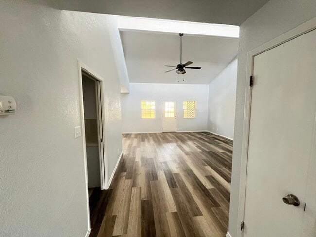 Building Photo - 994 Blue Bonnet Dr