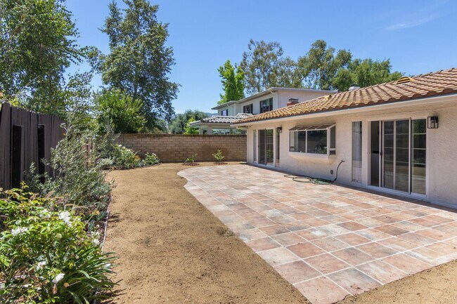 Building Photo - Beautiful First Neighborhood home!