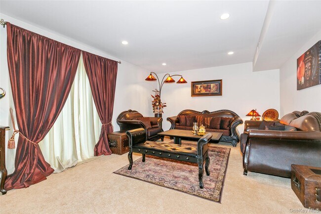 Building Photo - 123 South Dr