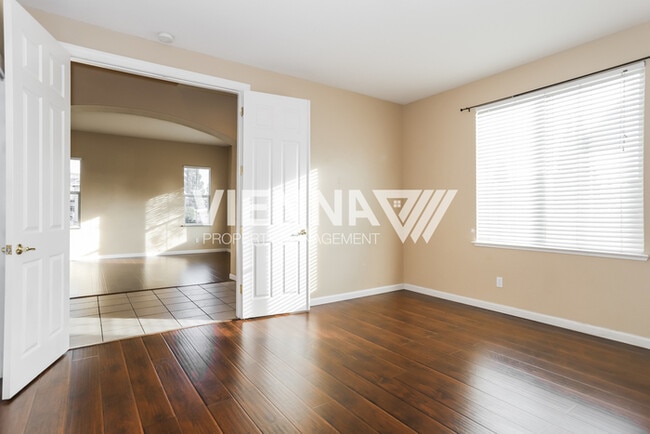 Building Photo - Beautiful 4 Bedroom + Study in Desirable Neighborhood