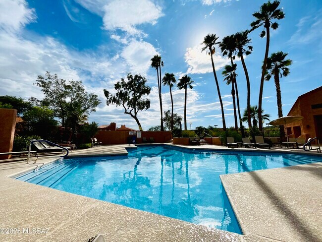 Building Photo - 5051 N Sabino Canyon Rd