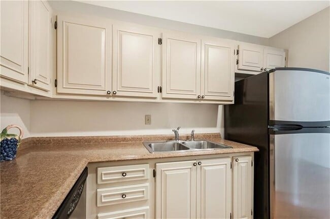 Building Photo - 6223 Bay Club Dr