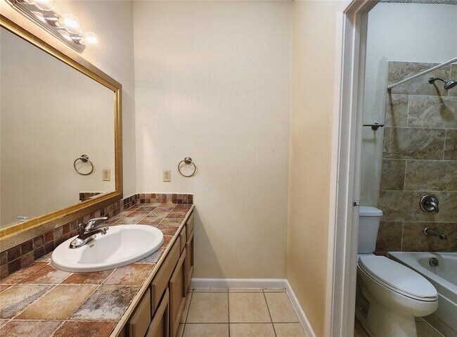 Building Photo - 17417 Red Oak Dr