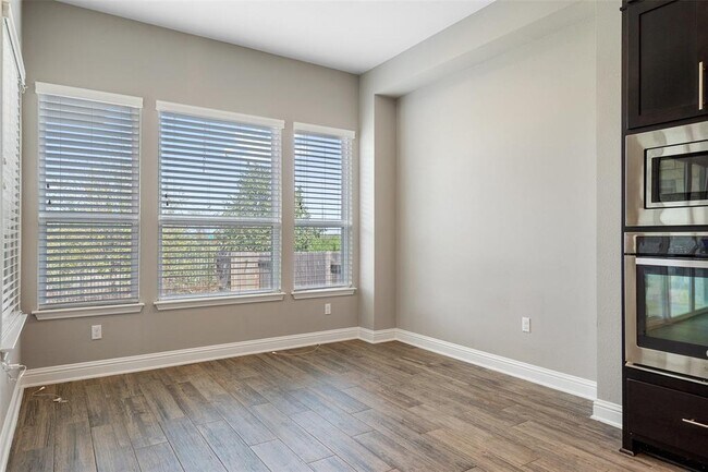 Building Photo - 5004 Mandevilla Dr