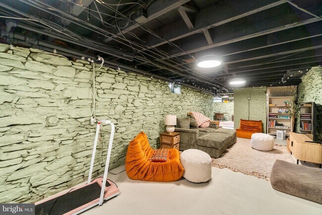 Building Photo - 15 E 4th St