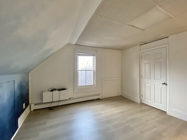 Main bedroom with ombre wall finish. - 16 Eames St