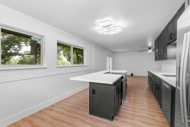 Building Photo - 62 Greenbriar Dr