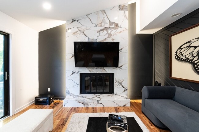 Building Photo - Ultra Modern Three Bedroom Home!